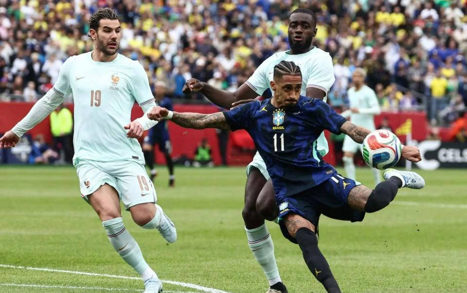 巴萨宣布拉菲尼亚膝伤将缺阵5周，战法国前已显肌肉不适引发质疑